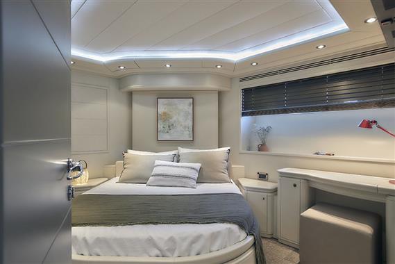 A FERRETTI 031016250005 関税送料込 2005 | CUSTOM LINE 112' | Ferretti Preowned Web site