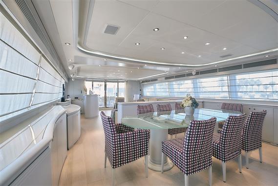 A FERRETTI 031016250005 関税送料込 2005 | CUSTOM LINE 112' | Ferretti Preowned Web site